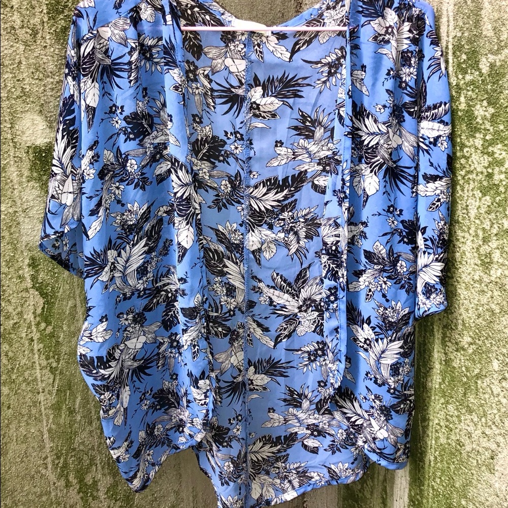 Olive Tree Blue/Black/White Floral Kimono 👘    XO
